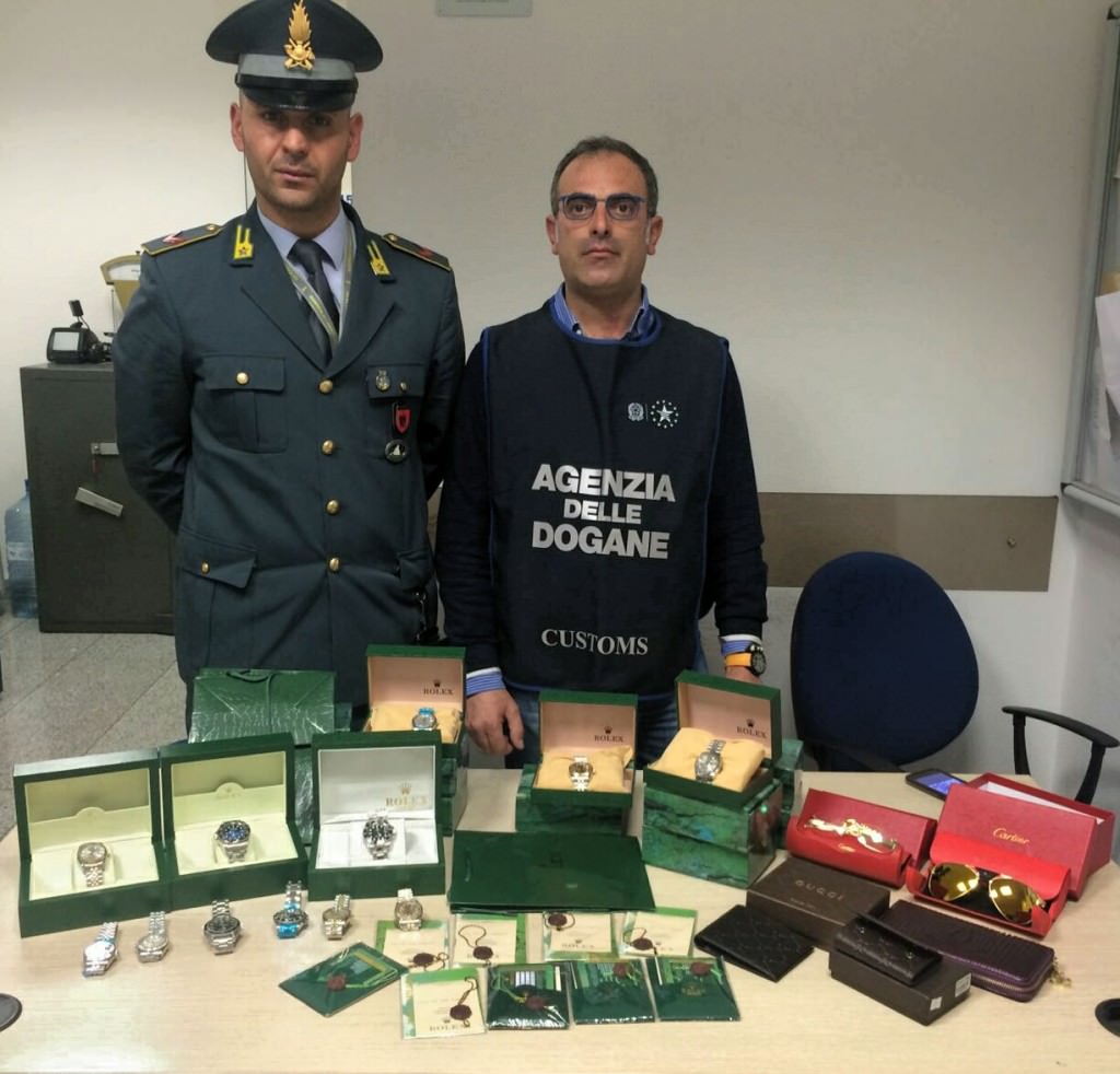 Prodotti contraffatti nella valigia: denunciato sessantanne