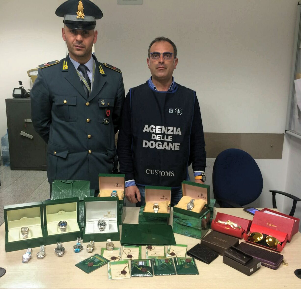 Prodotti contraffatti nella valigia: denunciato sessantanne Prodotti contraffatti nella valigia: denunciato sessantanne