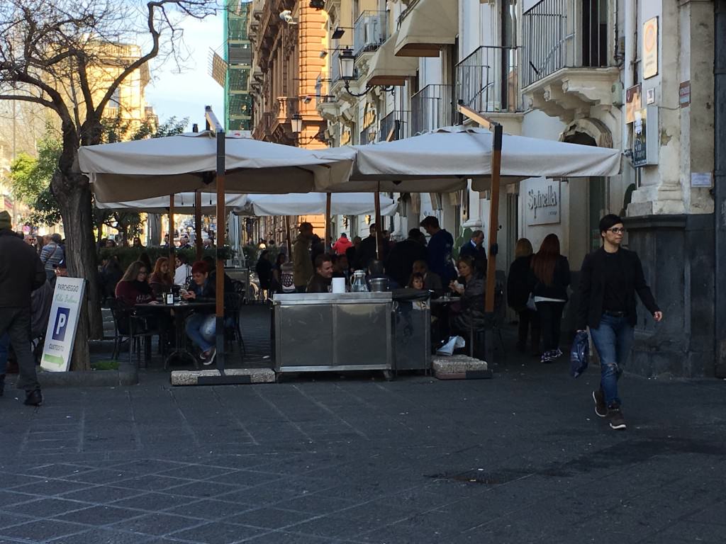 Aci Sant’Antonio, suolo pubblico gratuito per bar e ristoranti. Finocchiaro: “Importante sostegno per le attività”