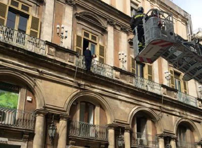 Tensione in via Etnea, uomo minaccia di lanciarsi dal balcone