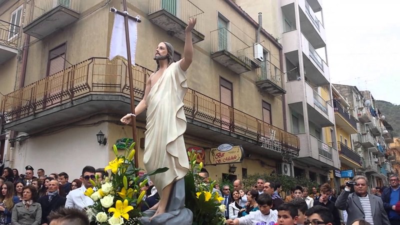 Processione a S. M. di Ganzaria: non un inchino al boss ma una deviazione con lungo applauso