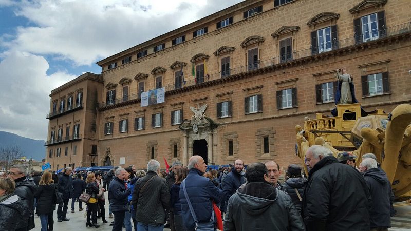 Protesta a Palazzo dei Normanni. I comitati: “Crocetta disconosce la sua legge di riforma delle Province”