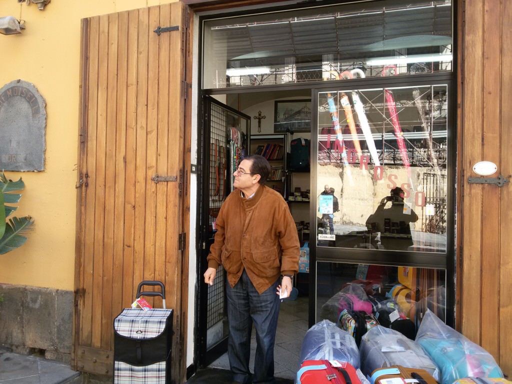 Via Crociferi, i commercianti: “Una via completamente abbandonata dall’amministrazione”