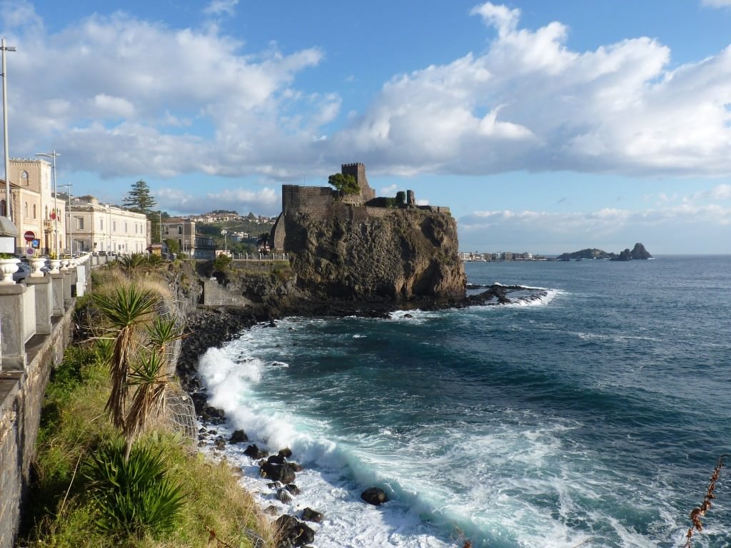 Aci Castello, sindaco Drago protesta per chiusura impianti di conferimento dei rifiuti
