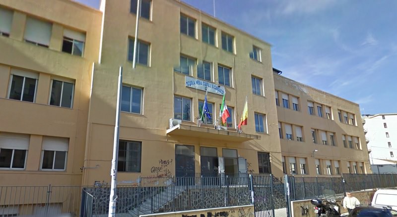 Calci e pugni all’insegnante, gli aggressori: “Quel che è fatto è fatto, non ci interessa”