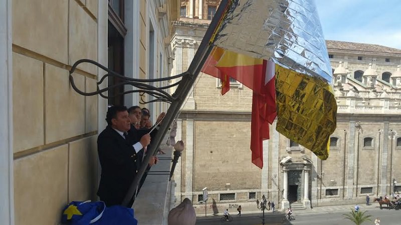 Palermo, a palazzo delle Aquile una bandiera per i soccorritori dei migranti