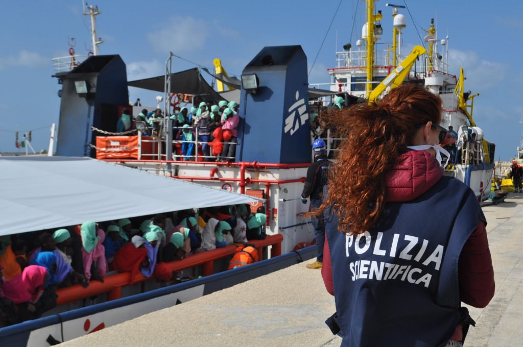 Organizzava i viaggi della speranza e “così favoriva l’immigrazione clandestina”