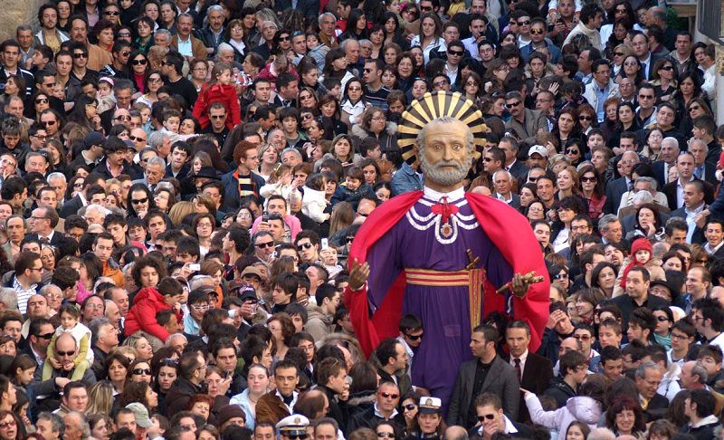 Caltagirone, il “gigante” San Pietro pronto alla processione