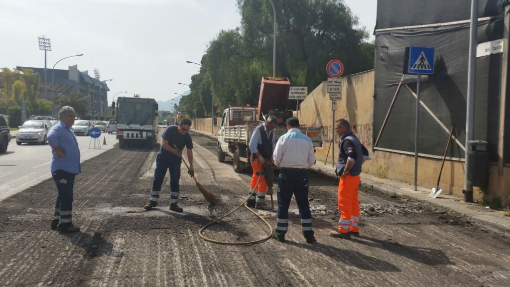 Operai Rap al lavoro nelle strade di Palermo