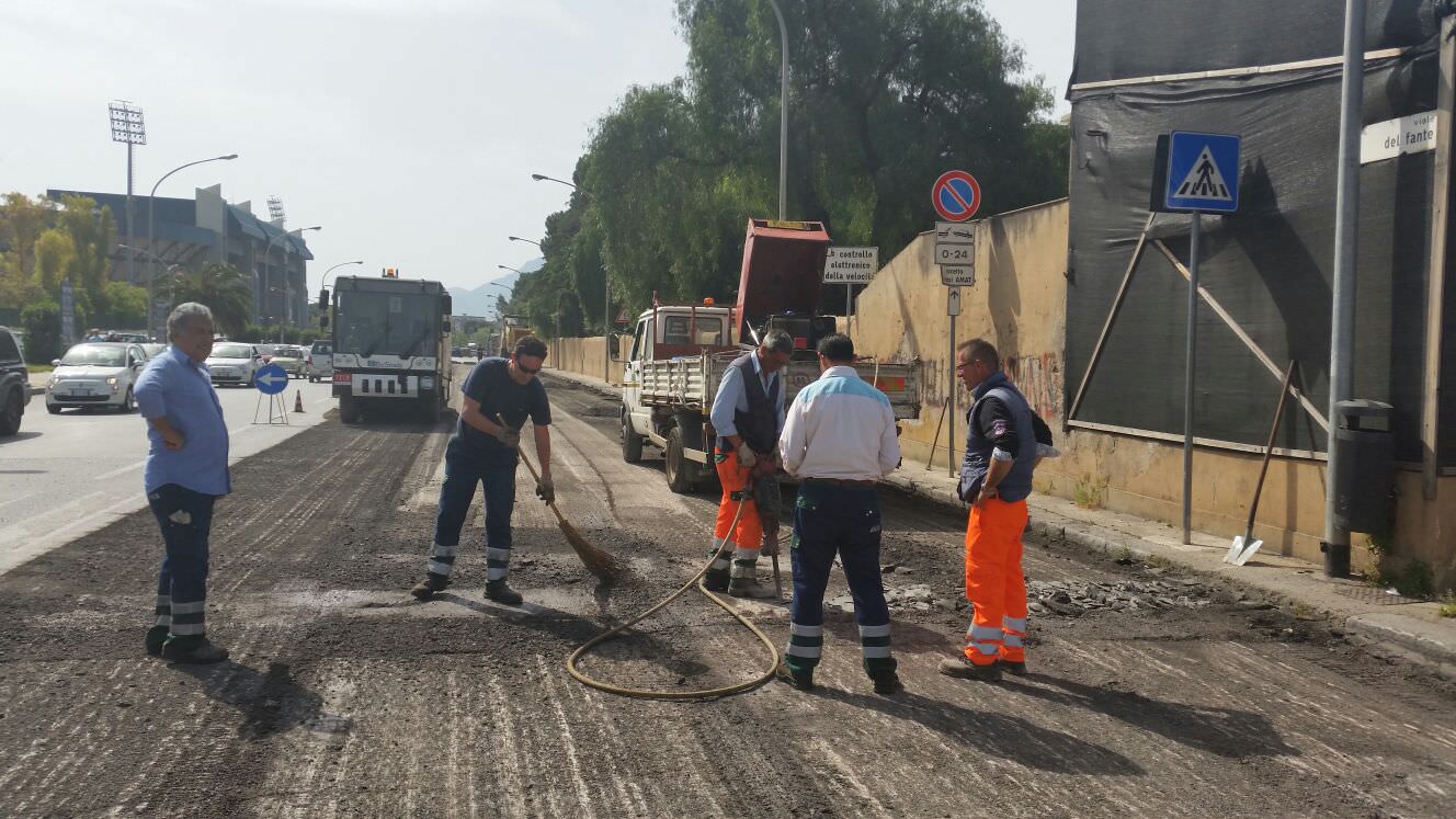 Operai Rap al lavoro nelle strade di Palermo