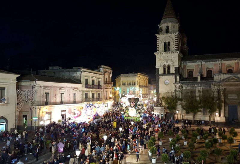 Festa dei fiori ad Acireale, gran folla per i carri