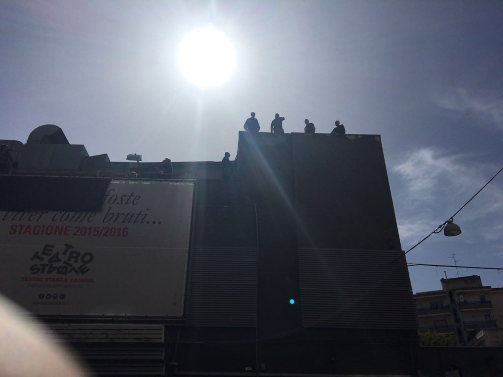 Occupato il Teatro Stabile di Catania. Lavoratori sul tetto