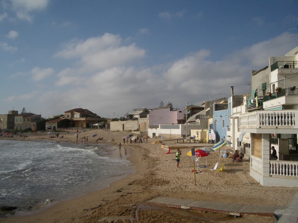 Dramma nella location de “Il Commissario Montalbano”: una turista annega nel mare di Punta Secca