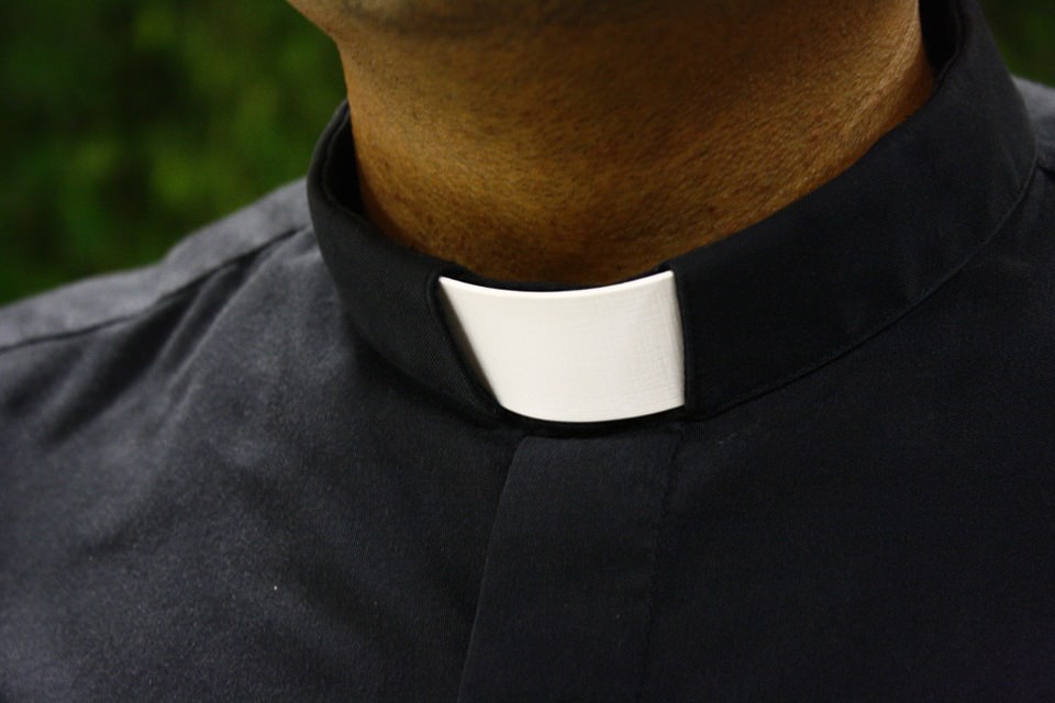 Fuga d’amore con il bottino: sacerdote svaligia conto della chiesa