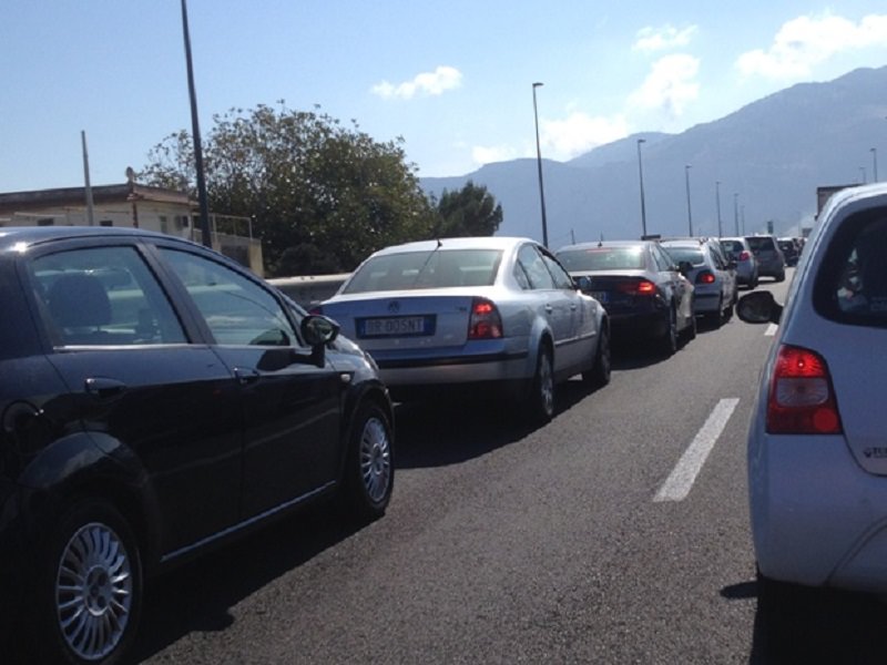 Materiale oleoso su tangenziale a Catania. Traffico in tilt