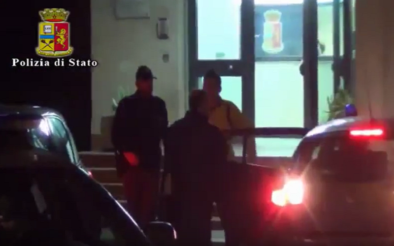 A fare da “palo” una ragazza giovanissima: in tre tentano assalto al supermercato. IL VIDEO