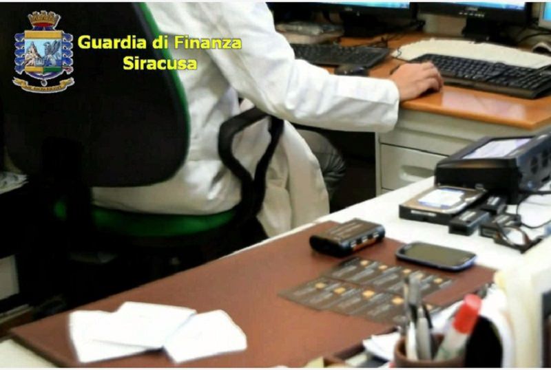 Riciclaggio e truffe. Smascherato giro di carte di credito clonate, perquisizioni in 16 province Riciclaggio e truffe. Smascherato giro di carte di credito clonate, perquisizioni in 16 province