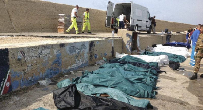 I pompieri e la fossa comune. Ad Augusta in arrivo i resti dei 900 migranti morti un anno fa. Il caso dietro l’ecatombe