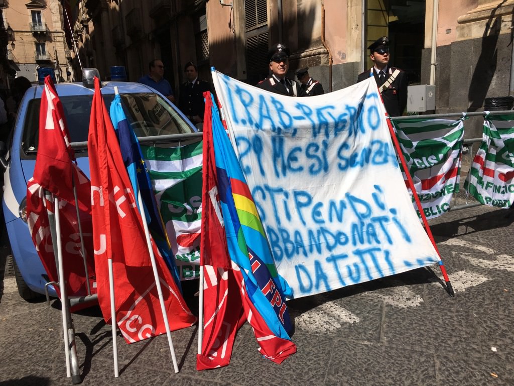 Stipendi arretrati e mancata erogazione dei fondi Ipab: nuova protesta davanti alla prefettura
