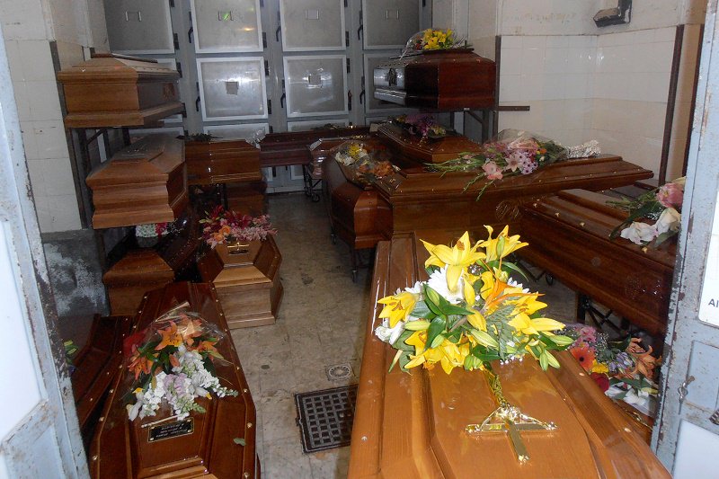 Troppe bare all’obitorio del cimitero di Catania, Sofia: “Bianco, che succede?” Troppe bare all’obitorio del cimitero di Catania, Sofia: “Bianco, che succede?”