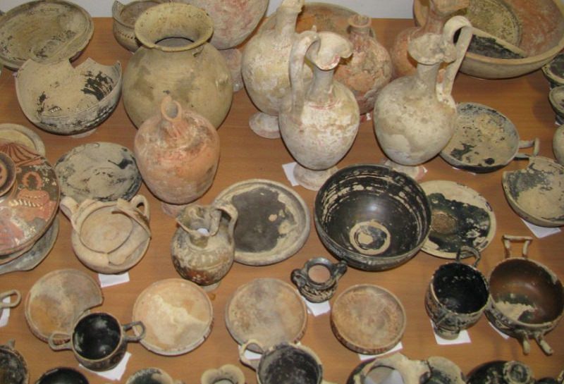 Anfore, unguentari, lucerne e monete nascosti in casa, scatta il sequestro Anfore, unguentari, lucerne e monete nascosti in casa, scatta il sequestro