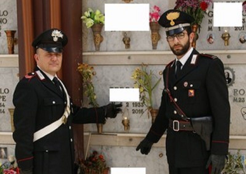 Ruba portafotografie in argento, rame e ceramica al cimitero e finisce in manette