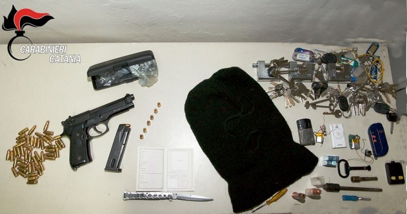 Sequestrate armi, munizioni, passamontagna e grimaldelli: arrestato catanese