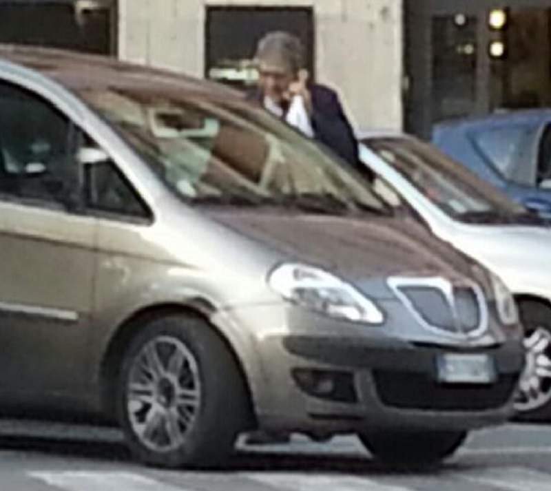 Una foto lo incastra mentre parcheggia in divieto di sosta. Comandante dei Vigili Urbani di Palermo nel mirino