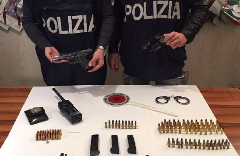 Allestisce arsenale nell’armadio della stanza da letto. Palermitano in manette