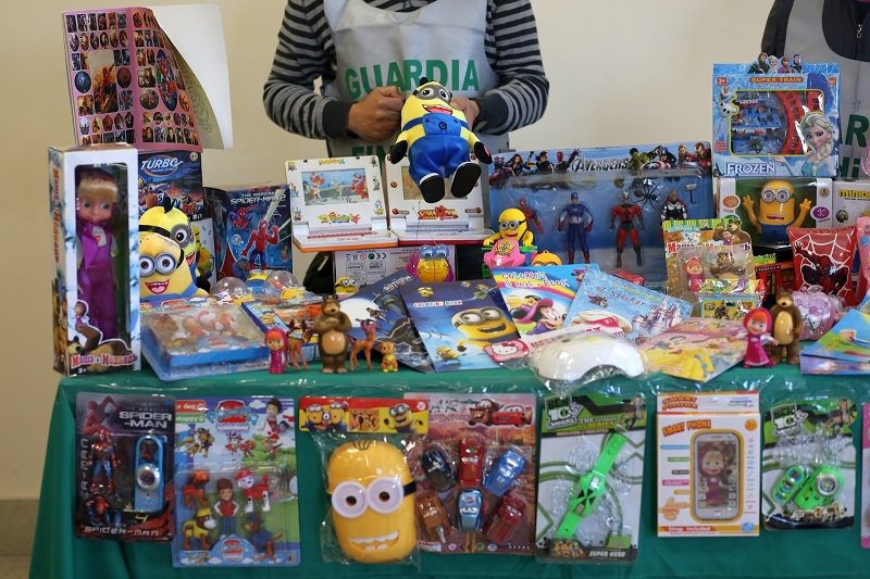 Sequestrati due milioni e mezzo di merce contraffatta. Denunciato imprenditore cinese