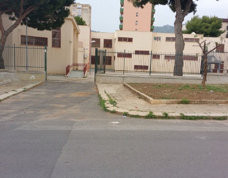 Scardinano cancello di ferro dalla scuola media Sanzio. Caccia ai ladri