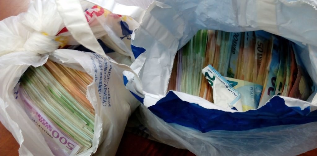 Sangue in testa: “Mi hanno colpito e hanno preso 14mila euro”, rapinato titolare di un supermercato