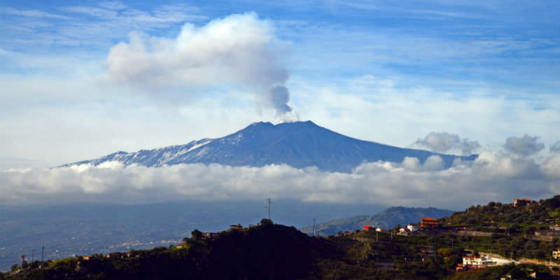 Neve sull’Etna, ma continua l’attività eruttiva dal nuovo cratere Sud-Est