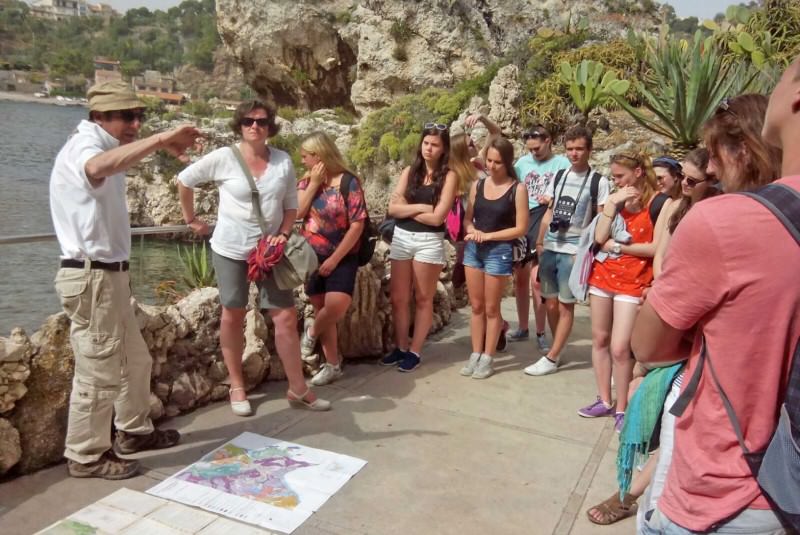 Studenti a Taormina per visitare Isola Bella