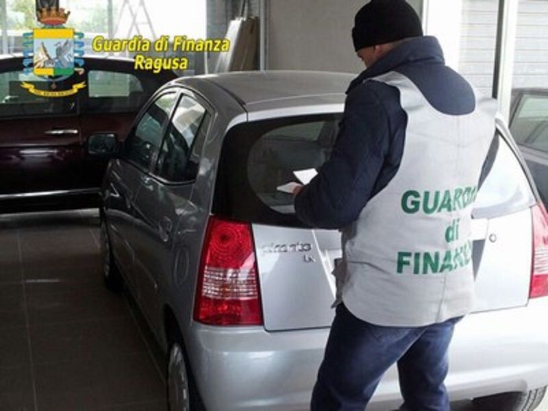 Vende 350 auto in nero, scoperto concessionario abusivo