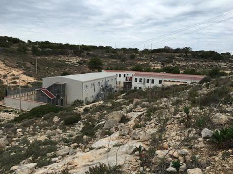 Hotspot di Lampedusa in fiamme, fermati sette tunisini