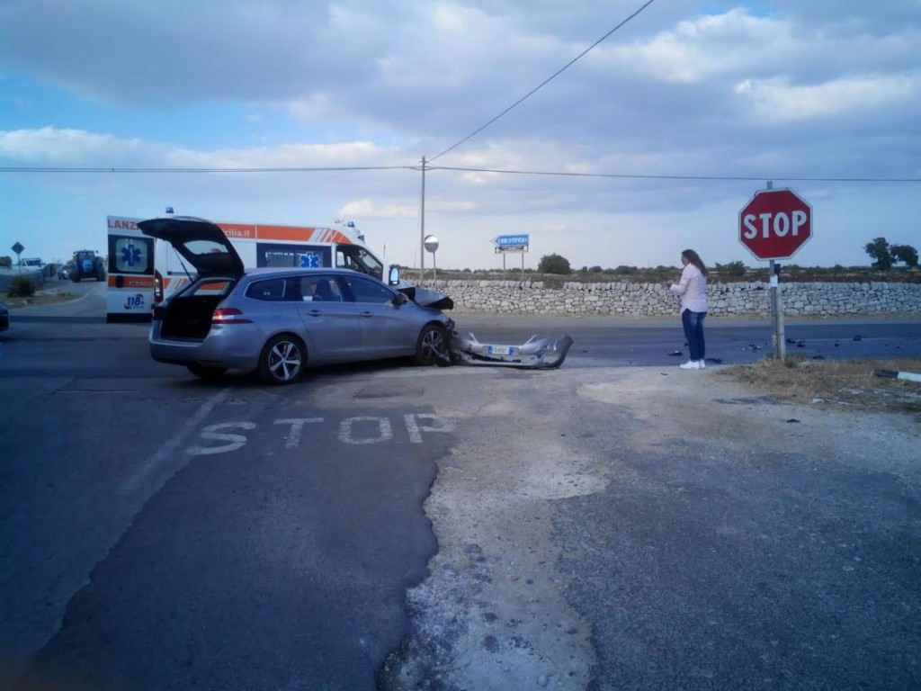 Spettacolare incidente sulla Modica – Ispica. Feriti due pozzallesi