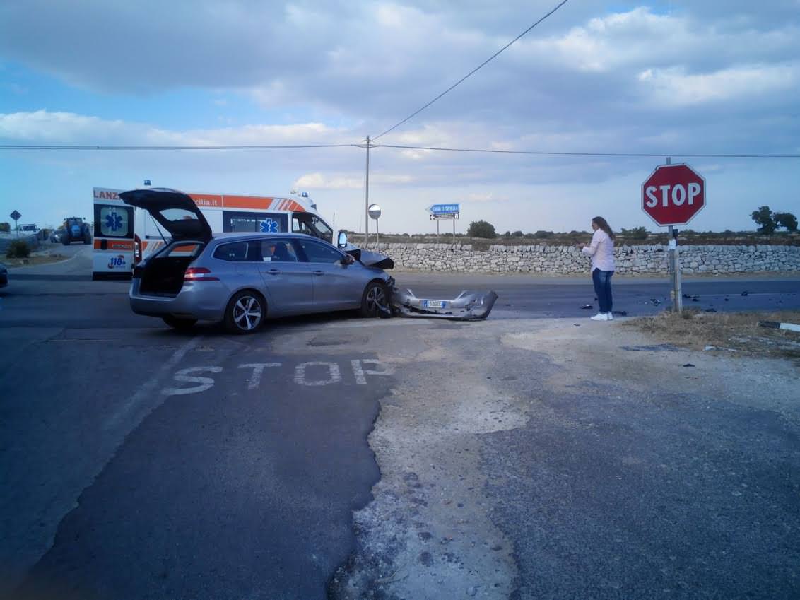 Spettacolare incidente sulla Modica – Ispica. Feriti due pozzallesi