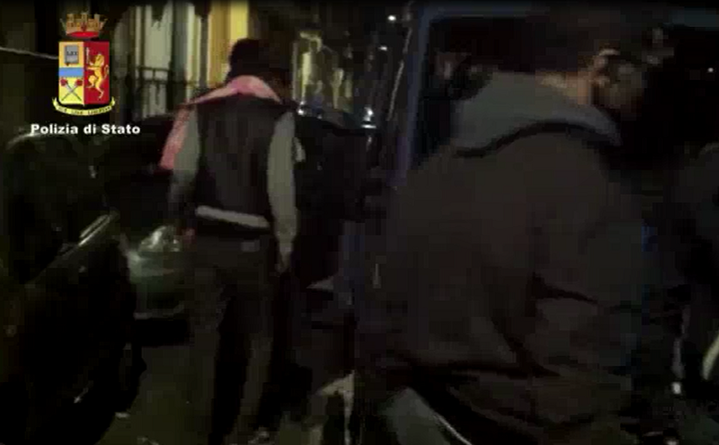 Li sequestravano e chiedevano denaro alle famiglie per liberarli. Così favorivano l’immigrazione clandestina. IL VIDEO