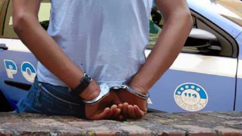 Calci e pugni agli agenti, 19enne tunisino arrestato dopo un tentativo di fuga al Porto