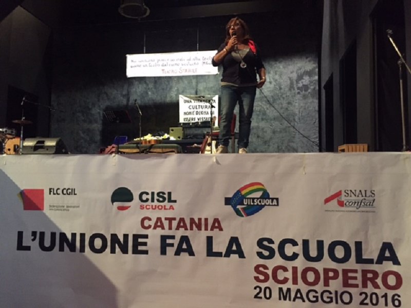 Protesta al teatro Verga di Catania: “Renzi capisca l’importanza della cultura”