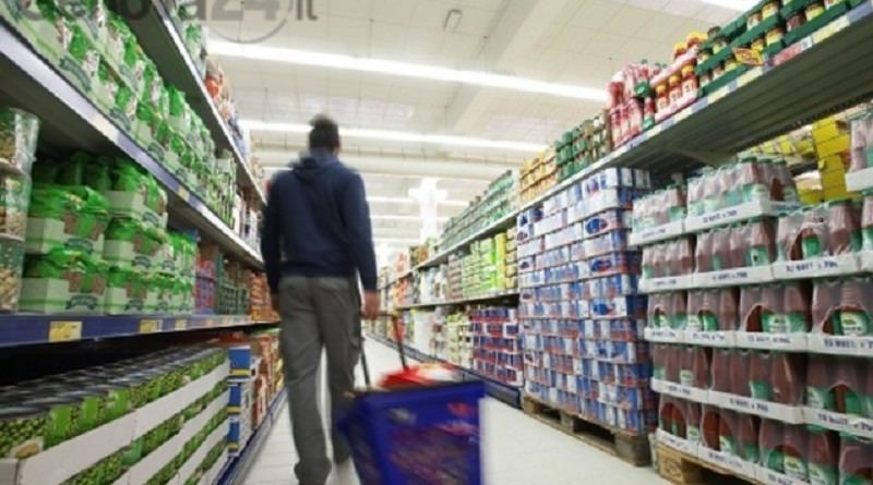 Rubavano dentro i centri commerciali e c’era anche chi consumava alimenti e scappava