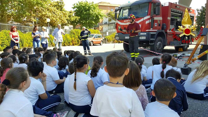 Vigili del fuoco a tu per tu con i bambini per il progetto “Scuola Multimediale”