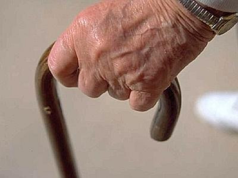 Furto e violenza in abitazione, presa di mira coppia di anziani: ladro “tradito” dalle impronte digitali