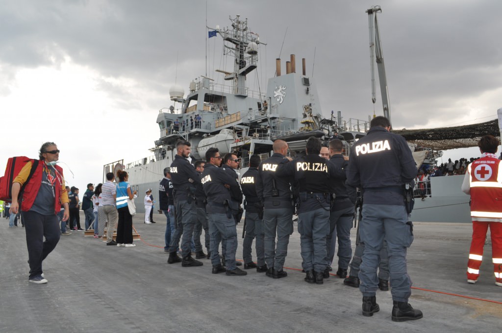 I migranti hanno testimoniato. Così è scattato l’arresto dello scafista gambiano di 20 anni. IL VIDEO