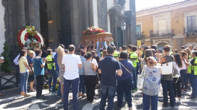 Folla e commozione ai funerali di Rosario Zappalà