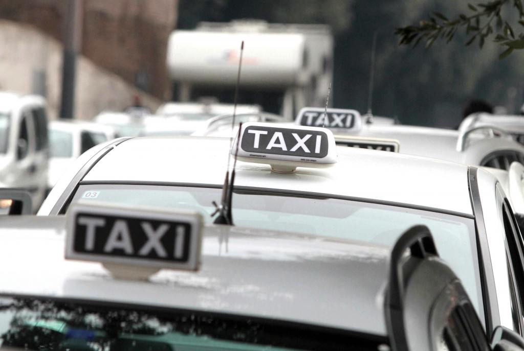 Nuove regole per bus, metro, taxi e treni: obbligo di mascherina e Green Pass, cosa dice l’ordinanza