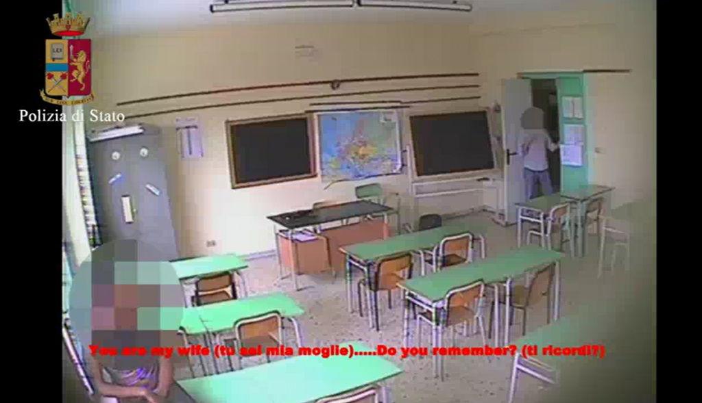 Il video che “inchioda” il bidello che ha abusato della ragazzina di 16 anni