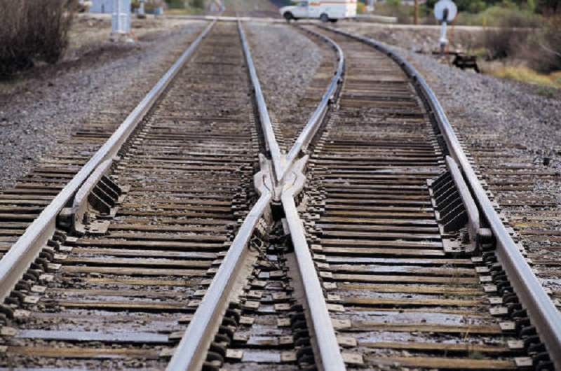 Cammina sui binari e viene travolto da un treno. Grave ventenne