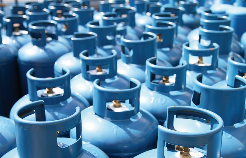 Oltre 40 bombole di gas senza autorizzazione in uno stabile: scatta il sequestro